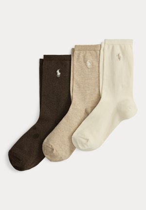 Tre foldede bomuldsstrømper i mørkebrun, beige og off-white, hver med en lille broderet hestelogo nær toppen.