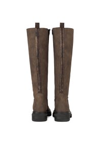 Botas marrones hasta la rodilla con un acabado de cuero suave, que cuentan con una franja texturizada con patrón de serpiente en la parte posterior y una suela negra robusta.