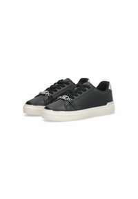 Sneaker in pelle nera con una finitura liscia, caratterizzati da punta rotonda, lacci e un accento argentato sul tallone. Suola in gomma bianca con una leggera texture.