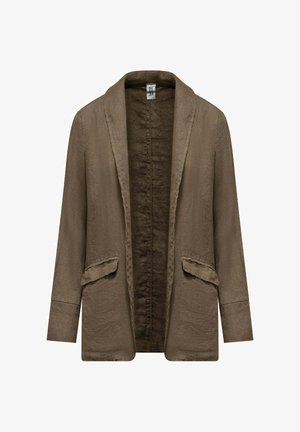 Brązowa lniana marynarka bez zapięcia, z długimi rękawami i dwoma przednimi kieszeniami z patkami, prezentowana na białym tle.