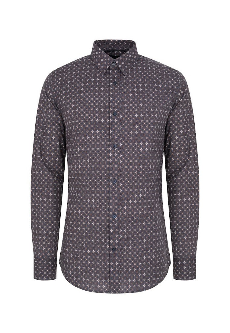 Koszula z długim rękawem zapinana na guziki w ciemnonawowym kolorze z geometrycznym wzorem w jasnym beżu i czerwieni. Posiada klasyczny kołnierzyk i zapięcie na guziki.