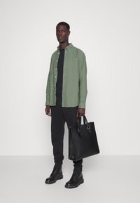 Selected Homme SLHREGRICK FLEX - Camisa - winter moss