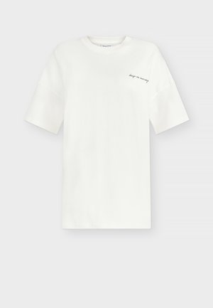 Wit T-shirt met korte mouwen, ronde hals en kleine zwarte tekst "keep on moving" op de linker bovenborst.