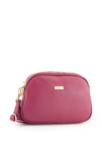 Lyserød læder crossbody-taske med tekstureret finish, gulddetaljer, lynlåslukning og justerbar rem. Kompakt rektangulær form.