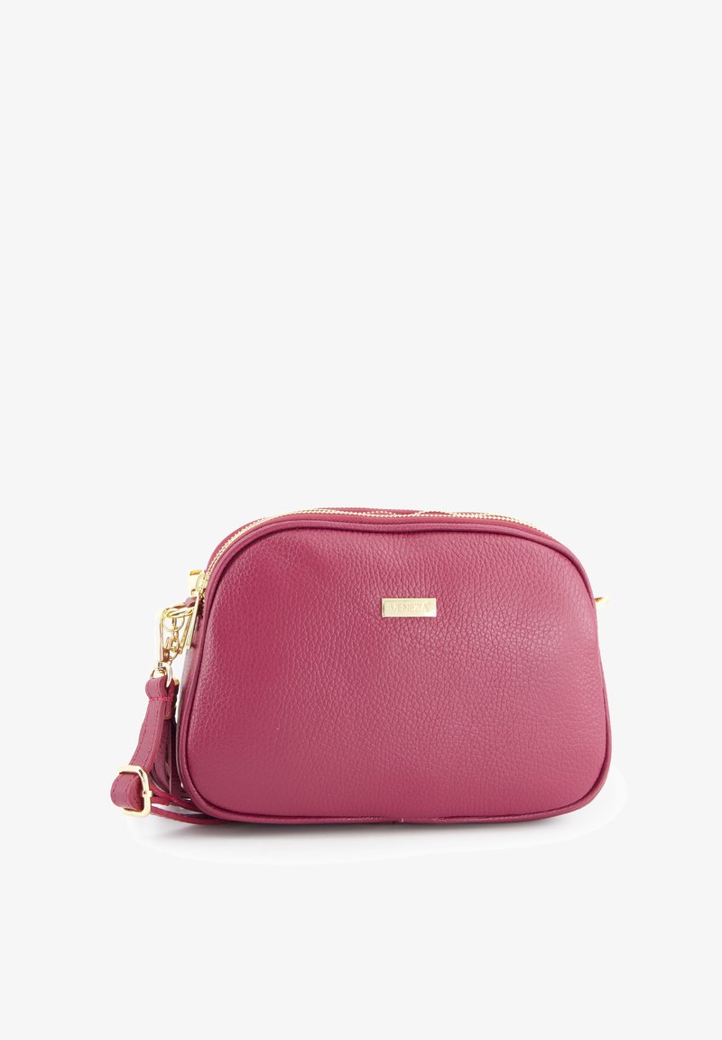 Lyserød læder crossbody-taske med tekstureret finish, gulddetaljer, lynlåslukning og justerbar rem. Kompakt rektangulær form.