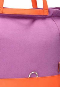 Borsa a tracolla viola e arancione con un tessuto texturizzato. Presenta un design piatto, manici robusti e un dettaglio in metallo sul davanti.
