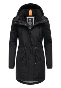 Črna parka jakna z teksturirano kapuco, zadrgo spredaj, nastavljivim pasom z vrvico, dvema sprednjima žepoma in kontrastnimi oranžnimi poudarki znotraj.