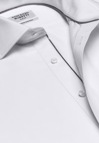 Witte slim-fit overhemd met een gladde textuur, contrasterende grijze accenten, puntkraag en kunststof knopen. Etiket leest "Vincenzo Boretti."