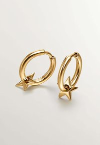 Pendientes de aro de oro con un diseño suave y redondeado, y un acento en forma de estrella en la parte inferior. Fabricados en metal, con un acabado brillante.