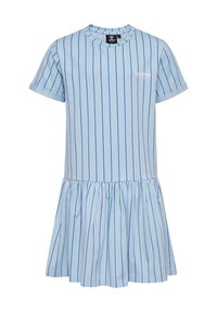 Helles blaues Kleid mit vertikalen blauen Streifen, kurzen Ärmeln, Rundhalsausschnitt und einem gerafften Rock. Hergestellt aus weichem Baumwollstoff.