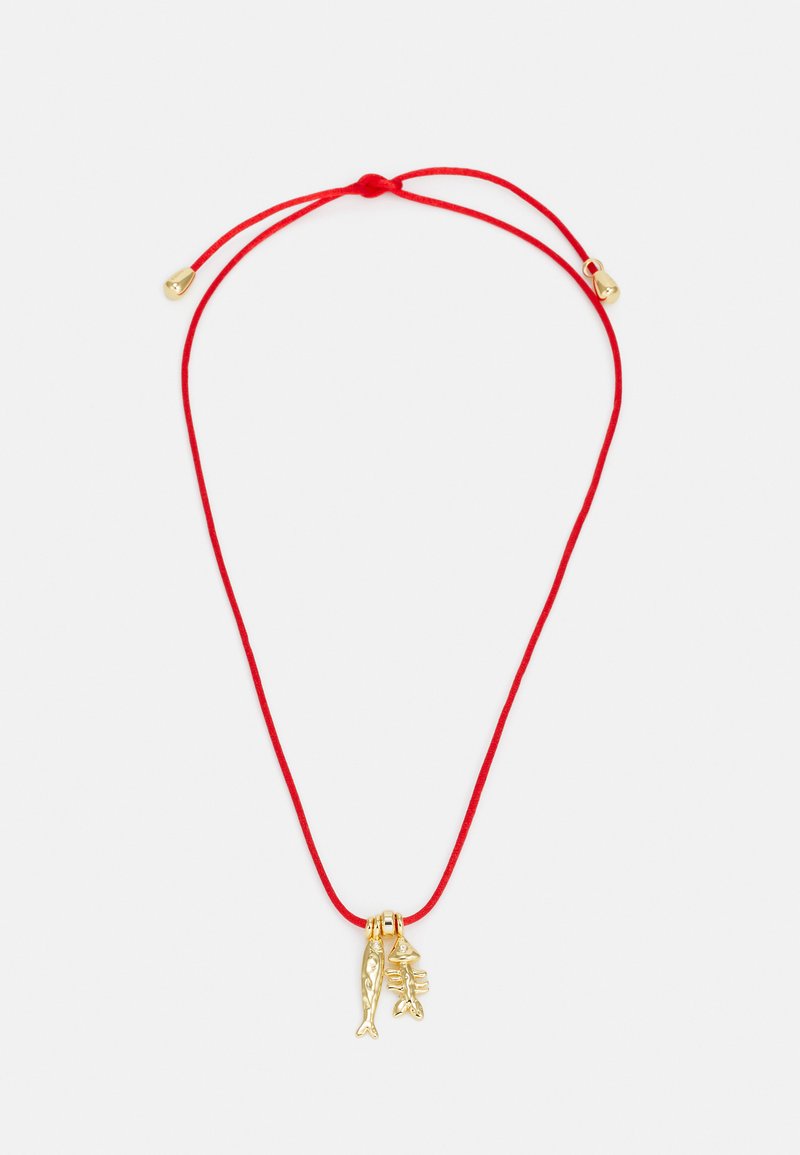 Röd snöre halsband med två guldfärgade fiskberlocker, en detaljerad och en enkel, med en slät yta och glänsande finish.