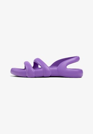Sandale à glissière en caoutchouc violet avec plusieurs brides courbes et un dos ouvert, conçue avec une forme élégante et profilée ainsi qu'une semelle texturée.