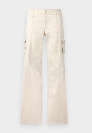 Μπεζ παντελόνι cargo με φαρδιές παντελόνιες, κλείσιμο με κουμπιά μπροστά, θηλιές για ζώνη και τσέπες με καπάκι και στις δύο πλευρές.