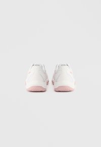 Λευκά αθλητικά παπούτσια με ροζ λεπτομέρειες, διαθέτοντας λεία υφή, στρογγυλή σχεδίαση και καουτσούκ σόλες, με ελάχιστη σήμανση στο πίσω μέρος.