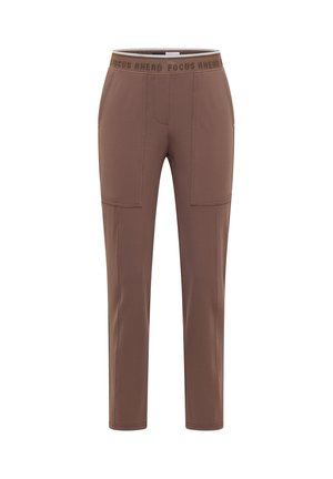 Pantalon de sport marron à coupe ajustée, taille élastique avec l'inscription "FOCUS AHEAD" et deux poches avant. Tissu lisse et flexible.
