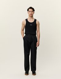 Must-haves mustriga mustriga tank top mustriga mustriga mustriga mustriga mustriga mustriga, mustriga mustriga mustriga mustriga mustriga mustriga. Mudel seisab mustriga mustriga, kandes mustriga mustriga. Minimalistlik disain.