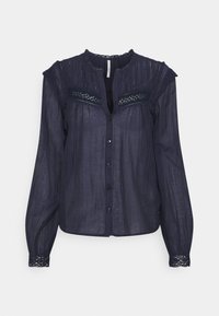 Blusa azzurra con bottoni realizzata in tessuto leggero, con dettagli in pizzo sullo sprone e sui polsini, e particolari arricciati intorno al collo.