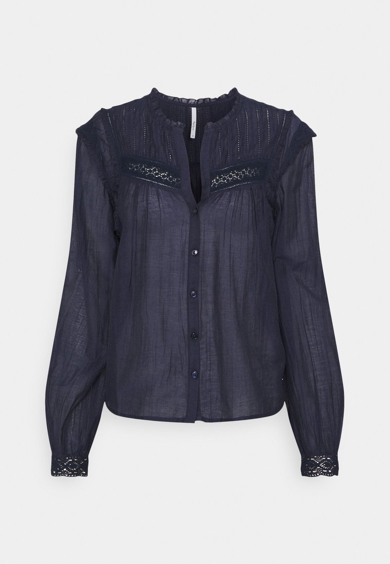 Blusa azzurra con bottoni realizzata in tessuto leggero, con dettagli in pizzo sullo sprone e sui polsini, e particolari arricciati intorno al collo.