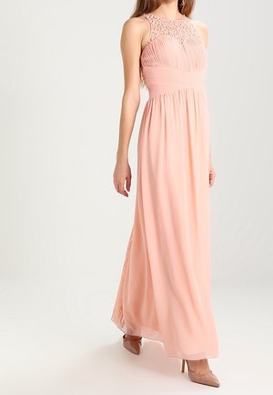 Sukienka do ziemi bez rękawów w jasnoróżowym kolorze z plisowanym gorsetem i koronkowymi zdobieniami. Miękki materiał i elegancka sylwetka.