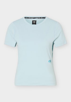 Jasnoniebieska sportowa koszulka z krótkim rękawem i okrągłym dekoltem, z małym logo nadrukowanym z przodu, w dolnej prawej części.