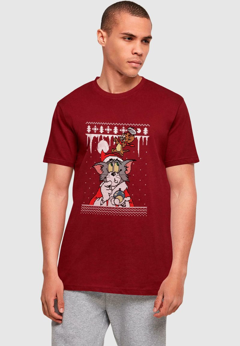 Rød bomulds T-shirt med et tegneserie design af Tom og Jerry, detaljeret med hvide mønstre som ligner sne og juletræer.