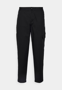 Pantaloni cargo neri con vestibilità dritta, realizzati in un tessuto resistente. Presentano tasche laterali, chiusura con bottone e una texture liscia.