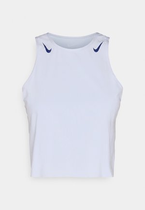 Bela brezrokavna atletska majica z okroglo ovratnikom, lahkoten material in modrimi Nike Swoosh detajli na ramenskem delu.