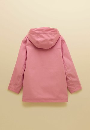 Vaaleanpunainen vedenpitävä takki kiinnitetyn hupun, pitkien hihojen ja suoran helman kanssa, nähtynä takaa neutraalilla taustalla.