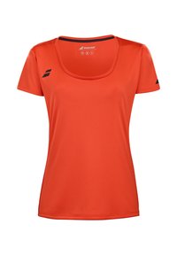 Rød kortærmet trænings t-shirt, rund halsudskæring, lavet af glat stof. Har sorte logo-detaljer på skuldrene og et mærke på nakken.