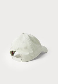 Casquette de baseball vert clair avec une visière incurvée, sangle réglable à l'arrière et couture visible. Texture de tissu lisse.
