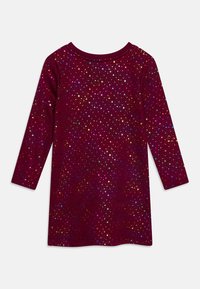 Šaty s dlouhým rukávem v tmavě burgundské barvě se multikolorovými třpytivými puntíky po celé ploše, s kulatým výstřihem a klasickým střihem.