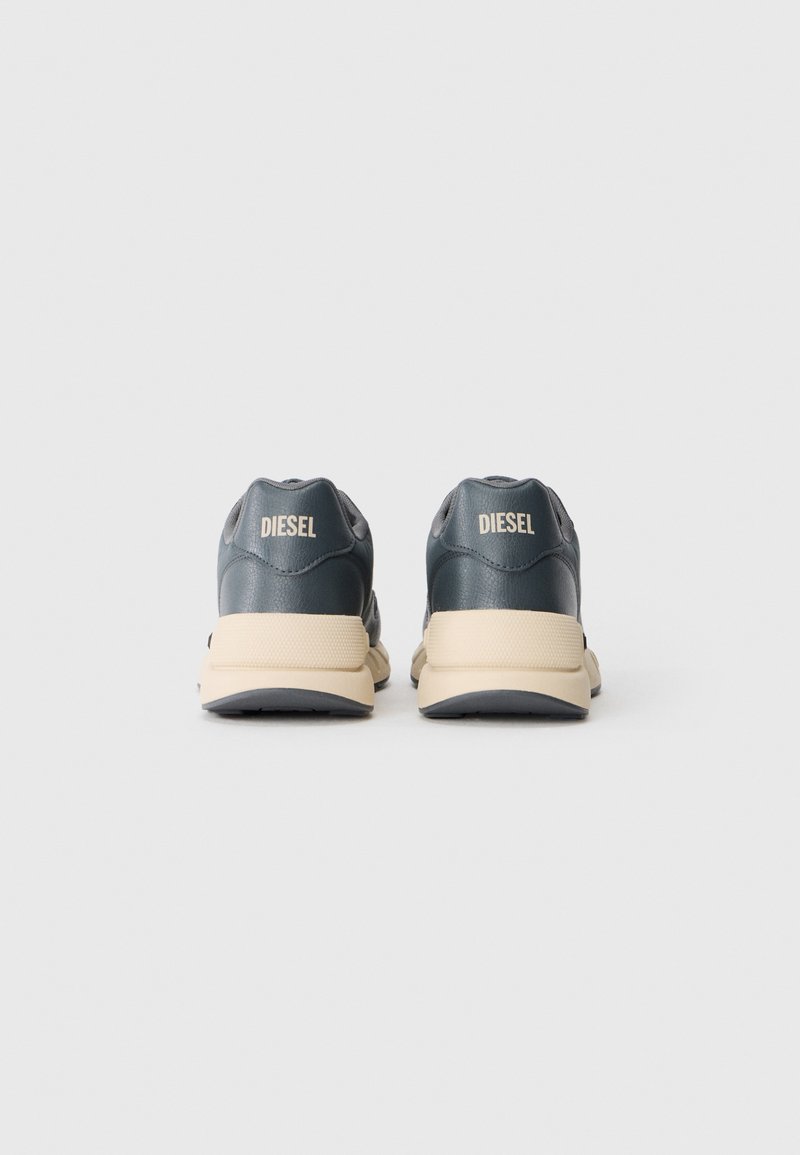 Sneakers da uomo in pelle grigia scura con accenti beige, punta rotonda, tacco ammortizzato e brandizzatura 'DIESEL' sul retro.