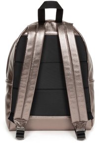 Metaliczny plecak w kolorze różowego złota z czarnym wyściełanym tyłem, z regulowanymi szelkami i górnym uchwytem do noszenia. Teksturowana powierzchnia zewnętrzna.