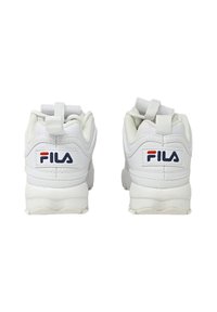 Scarpe da ginnastica bianche con un colletto imbottito e un passante sul retro. Presentano una suola testurizzata e un logo sul tallone. Materiale sintetico liscio.