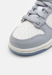 Nike Sportswear DUNK LOW - Matalavartiset tennarit - white/light carbon/platinum tint/pure platinum