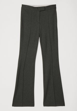 Pantaloni svasati grigio scuro realizzati in tessuto morbido, caratterizzati da una vita liscia, linee pulite e delicati dettagli di piega frontale.