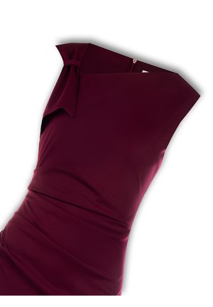 Bordeauxfarbenes Kleid mit strukturiertem Kragen und einer Schlaufe am Schulterbereich. Glattes, dehnbares Material mit taillierter Silhouette.