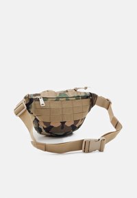 Marsupio mimetico con base beige e motivi verdi/marroni, realizzato in tessuto resistente, dotato di zip e cinturino regolabile.