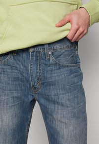 Levi's® 527™ SLIM BOOTCUT - Calças de ganga justas - medium chipped
