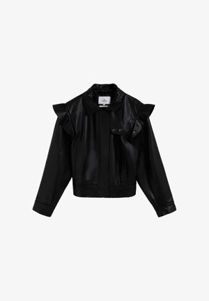 Chaqueta de cuero sintético negra con hombros con volantes, cuello vuelto y cremallera frontal con dos botones decorativos. Textura suave y diseño corto.