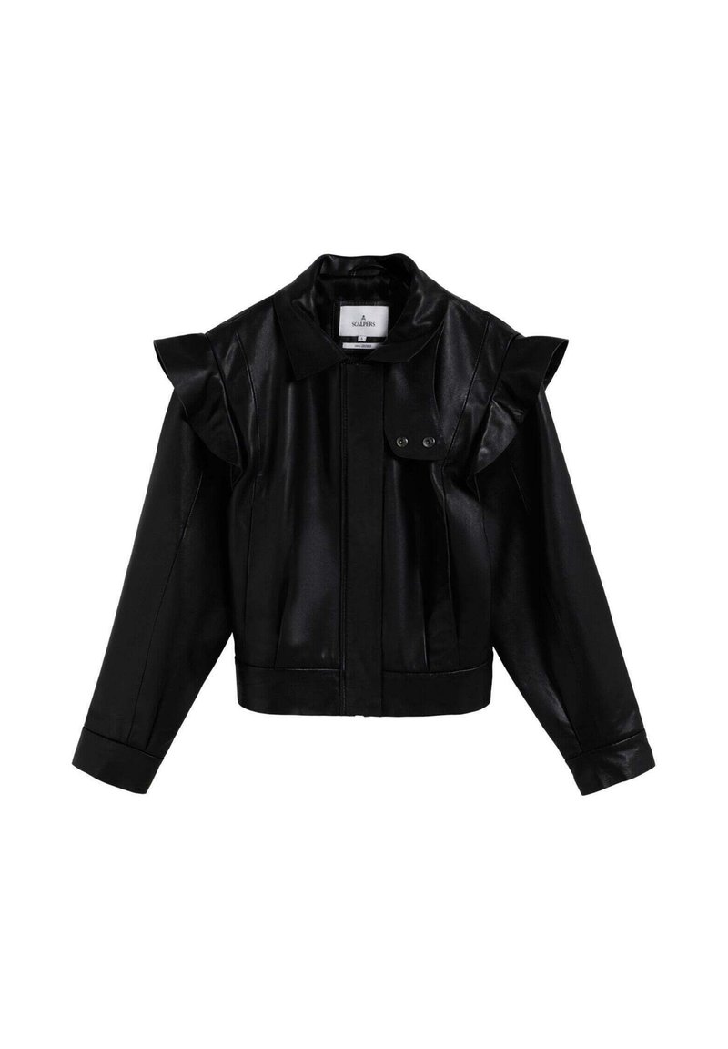 Chaqueta de cuero sintético negra con hombros con volantes, cuello vuelto y cremallera frontal con dos botones decorativos. Textura suave y diseño corto.