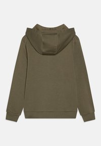Hanorac verde măsliniu cu o glugă amplă, mâneci lungi și manșete ribbate. Material moale dintr-un amestec de bumbac, cu o textură netedă și fără logo-uri vizibile.