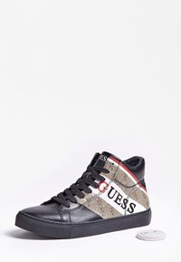 Czarne sneakersy typu high-top z wzorzystym materiałem i logo "GUESS", kontrastującymi białymi i czerwonymi paskami oraz gładką teksturą. W zestawie dodatkowe sznurówki.