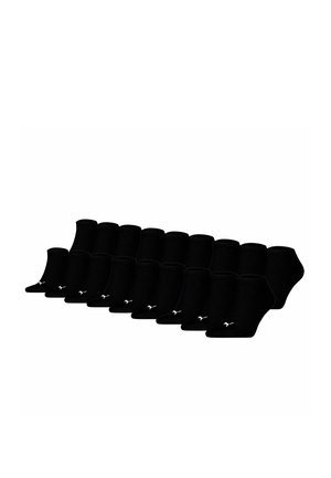 Vierzehn Paar schwarze Knöchelsocken, in zwei Reihen angeordnet, jedes Paar zeigt ein kleines weißes Puma-Logo in der Nähe der Zehen.