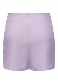 Pantaloni corti lilla con una texture liscia, dotati di chiusura con zip sul retro e dettagli plissettati, progettati con una vestibilità su misura.