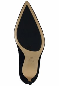 Zwarte suède hoge hak schoen met een spitse neus en een gladde beige zool. Beschikt over een logo-embossing en een strakke silhoët.