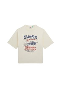 T-shirt di cotone color crema con stampa grafica in blu e rosso, con illustrazione di auto d'epoca e logo "GUESS". Maniche corte, vestibilità comoda.