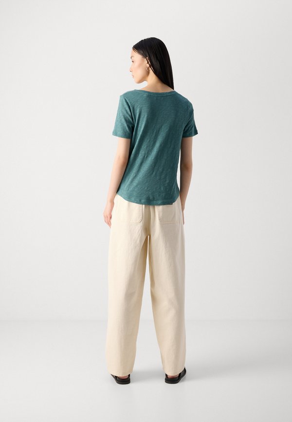 SHORT SLEEVE V NECK - Basic T-shirt - summer pine2