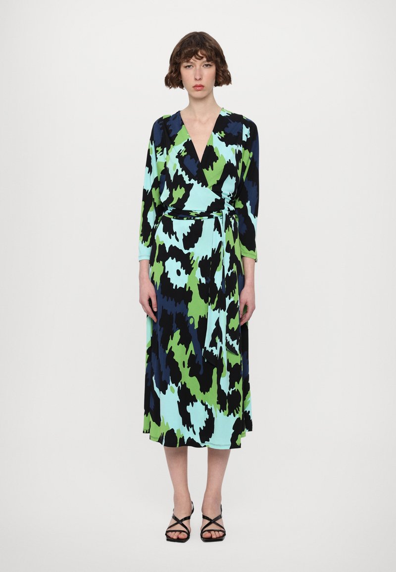 Rochie înfășurată cu un imprimeu abstract îndrăzneț, cu nuanțe de albastru, verde și negru. Mâneci lungi, decolteu în v și curea cu legare proprie. Textură netedă.