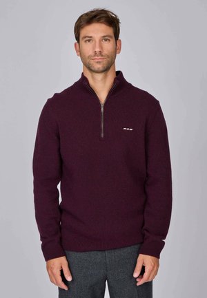Pull zippé bordeaux avec un col montant, des poignets et un ourlet côtelés ; fabriqué en tissu tricoté texturé ; petit logo sur la poitrine.